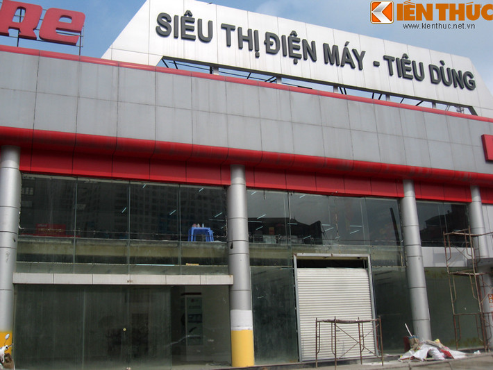 Toàn bộ hàng hóa phía trong (gồm các sản phẩm điện máy, đồ gia dụng...) đã "bốc hơi". Khung cảnh ngổn ngang vật liệu xây dựng, khung sắt...