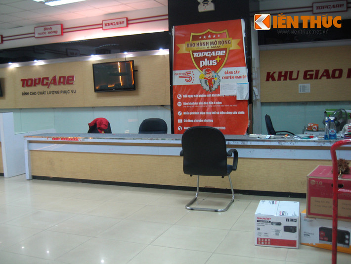 Các khu giao dịch, bảo hành, thu ngân tại siêu thị điện máy Topcare Cầu Giấy không một bóng người.