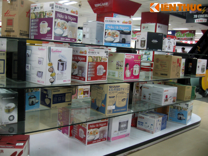 Theo thông tin chưa được kiểm chứng do một nhân viên an ninh tại đây tiết lộ, rất có thể siêu thị này sẽ chuyển đi hoặc đóng cửa. Tuy nhiên, Topcare chưa có lời giải thích chính thức nào về điều này. Siêu thị điện máy Topcare Cầu Giấy có tổng diện tích sàn 12.000 m2, tập trung hầu hết các thương hiệu điện máy, gia dụng nổi tiếng, được khai trương vào năm 2009.