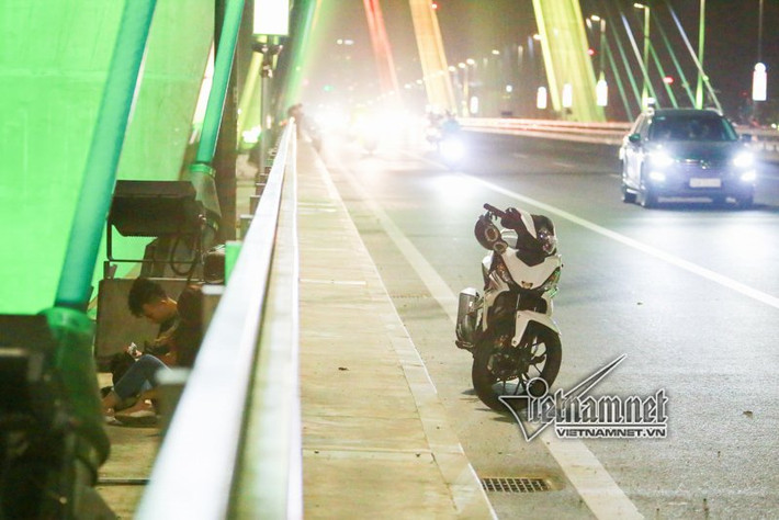 Nhiều bạn trẻ còn leo ra ngoài hành lang cầu bất chấp nguy hiểm
