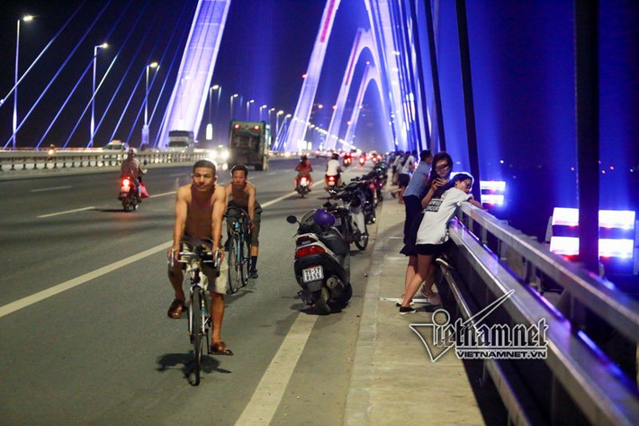 Nhiều xe máy, xe đạp vô tư đi ngược chiều, không ít ô tô dừng đỗ trên cầu Nhật Tân hóng gió, nhưng không thấy lực lượng chức năng nhắc nhở xử lý. Ảnh: Xe đạp đi ngược chiều trên cầu Nhật Tân