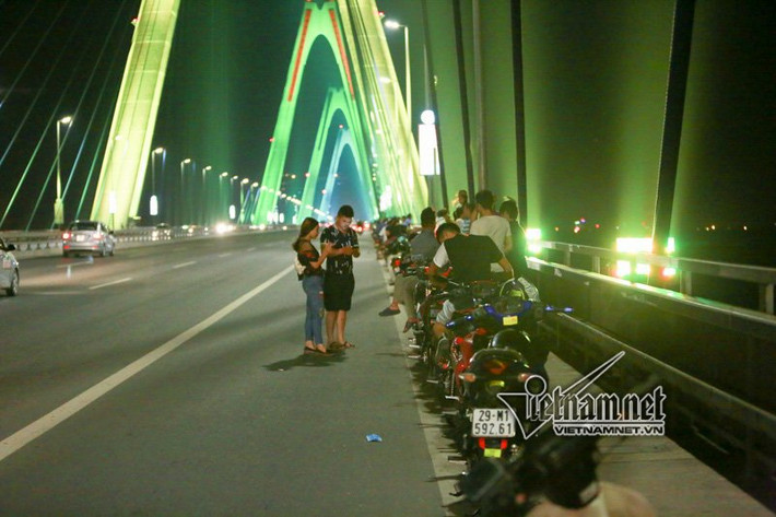 Khoảng 20h mỗi tối, thanh niên Hà Nội dừng đỗ trên cầu hóng gió rất đông