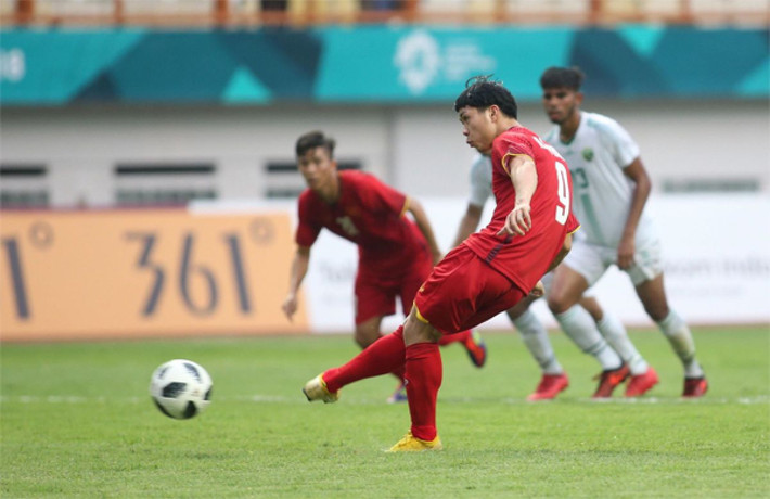 Vừa mới qua, Công Phượng còn khiến cả Ronaldo và Messi phải "ngửi khói" mình khi thực hiện không thành công tới 2 quả 11m chỉ trong 1 trận đấu.