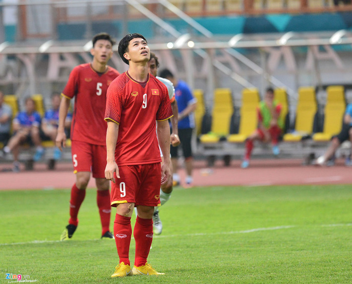Lần này Công Phượng không thực hiện Panenka mà thay vào đó là anh sút cực mạnh nhưng pha đặt lòng của cầu thủ này vào giữa khung thành có phần hơi quá đà.