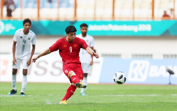 Pha 11m đầu tiên mà Olympic Việt Nam được hưởng đã theo chân của Công Phượng đập trúng vào xà ngang trong ánh mắt ngỡ ngàng của nhiều đồng đội và khán giả.