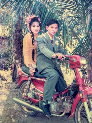 Chùm ảnh cưới phấn son lòe loẹt nhanh chóng thu hút sự chú ý của đông đảo cư dân mạng, kèm theo đó là những bức ảnh liên tục được gửi về dưới phần bình luận để khoe thần thái của bố mẹ mình trong ngày trọng đại.