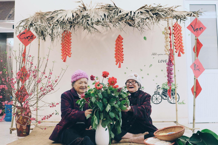 Điều đặc biệt, hình ảnh những cuộc vui ấy đều được vẽ trên một tấm bìa giấy. Các cụ ông cụ bà chui đầu vào vòng tròn được khoét sẵn trên tấm bìa và tưởng tượng như mình đang cùng nhau thư giãn.