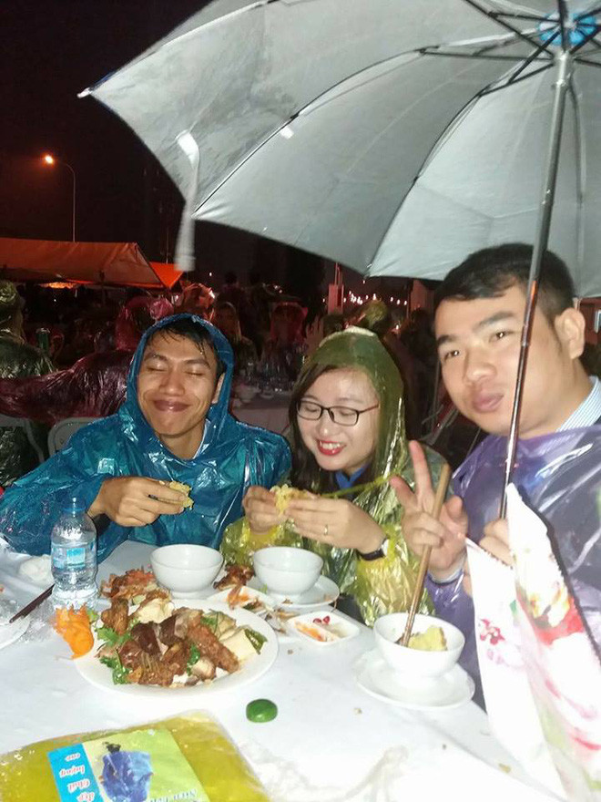 Bên cạnh đó cũng có nhiều người cho rằng, các bạn trẻ đang đánh đổi sức khỏe của mình qua những bữa ăn kiểu "hành xác" như việc mặc áo mưa ngồi ăn cỗ.