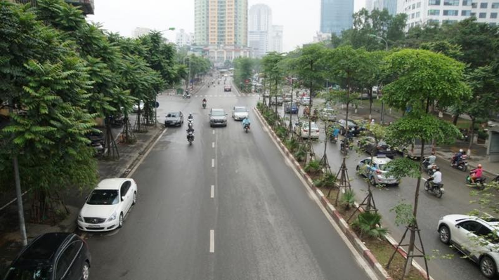 Không còn cảnh tắc đường, mưa lất phất rơi khiến người Hà Nội hoài niệm về những ngày vắng vẻ của đầu năm mới.