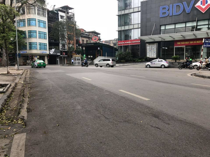 Vào những dịp nghỉ lễ dài ngày như Tết âm lịch, hay mới đây là nghỉ lễ 30/4 - 1/5, hầu hết người dân đều đổ dồn ra ngoại thành và những địa điểm du lịch thì hình ảnh một Hà Nội yên bình và vắng vẻ lại hiện về.