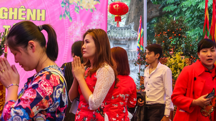 Tuy nhiên, do sự thiếu cảnh giác của người dân, nạn móc túi vẫn diễn ra nhưng đã được lực lượng đảm bảo an ninh tại đền Voi Phục nhắc nhở các khách thập phương.