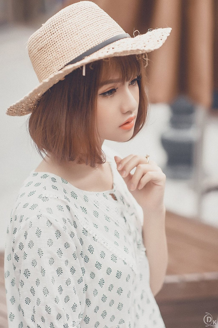 Không chỉ sở hữu gương mặt giống với Miu Lê, Khánh Huyền còn gây ấn tượng với nhiều người bằng gu thời trang "không 1 màu". Nếu soi vào trang cá nhân, dân mạng sẽ cảm nhận được rằng cô bạn 9X trường CĐ Y Dược Hà Nội luôn biết cách làm mới bản thân bằng style rất đa dạng từ cá tính đến nhẹ nhàng, tiểu thư.