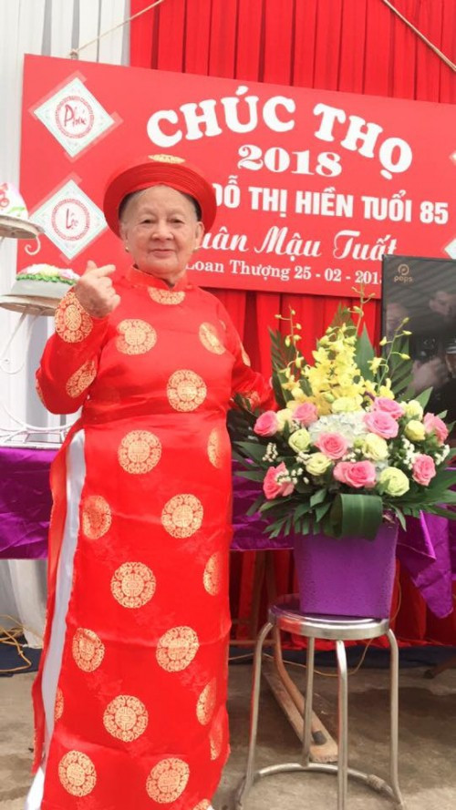 Đi kèm với bức ảnh về bà ngoại cực chất của mình, nickname Hà Khánh Linh còn chia sẻ rằng: "Đây là bà ngoại tớ nhé. Độ xì teen thì các cháu vẫn phải xách dép. Bà ngoại tớ năm nay đã 93 tuổi rồi nhưng vẫn rất khoẻ, minh mẫn, suốt ngày hát và rất thích kể chuyện tiếu lâm. Hôm qua mình đưa bà sang nhà chơi và biến bà thành bà ngoại Sài Gòn luôn. Mọi người vào khoe ông bà đi".