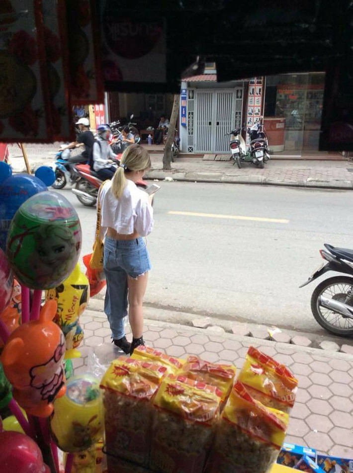 Mới đây trên mạng xã hội, thời trang quần què được tiếp tục nhắc tới khi những bức ảnh về cô gái hồn nhiên mặc chiếc quần chẳng giống ai tự tin bước xuống phố.