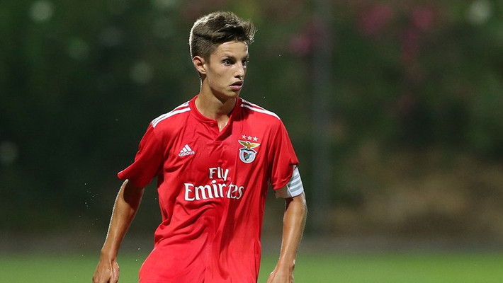 Chuyển nhượng cầu thủ từ Record, Man City đã chiêu mộ thành công Tiago Dantas từ Benfica. Tiền vệ 18 tuổi này sẽ chuyển đến Etihad theo dạng tự do vào mùa hè tới.