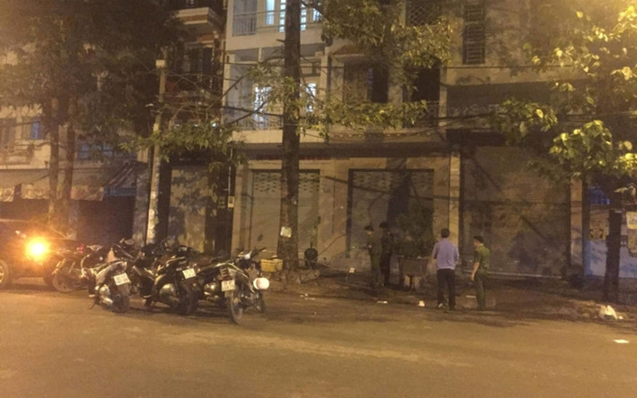 Nhóm này cầm hung khí tấn công anh T. cùng nhóm bạn khiến những người này vừa chống trả, vừa bỏ chạy. Trong lúc xô xát, thì vang lên một số tiếng nổ giống tiếng súng. Anh T. bỏ chạy được một quãng thì bị nhóm nói trên đuổi kịp, dùng hung khí tấn công trọng thương, gục tại chỗ. (Ảnh: Vietnamnet)