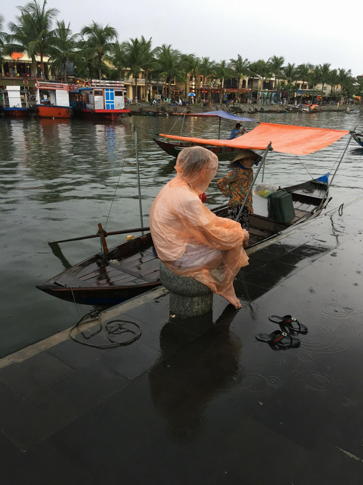 Nhiều người đi du lịch với tinh thần vui tươi, thoải mái để quên đi những ngày căng thẳng. Tuy nhiên, mới đây những bức ảnh của một thanh niên du lịch một mình với cách tạo dáng lạ đã khiến CĐM có những ý kiến khác nhau.