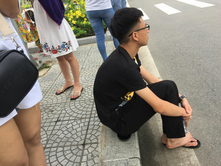Ngoài việc không biết ai chụp ảnh cho thanh niên này khi anh ta tuyên bố đi du lịch một mình, thì mọi người cũng bị thu hút bởi kiểu tạo dáng ngồi bó gối cho tất cả những bức ảnh chụp của mình trong chuyến đi