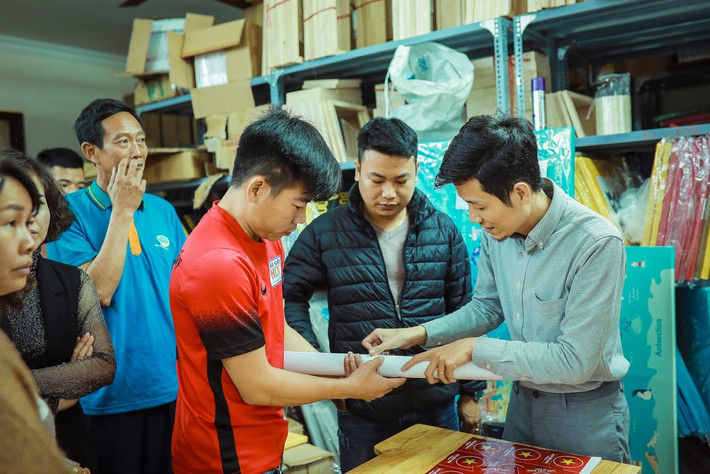 Không chỉ có địa điểm phố Ngô Quyền phát miễn phí vật dụng cổ vũ cho các CĐV, trước đó một xưởng in tranh quyết định in hàng nghìn tấm decal hình cờ đỏ sao vàng và sticker “Việt Nam vô địch” tặng miễn phí cho người hâm mộ Hà Nội trước thềm trận chung kết giữa U23 Việt Nam – U23 Uzbekistan