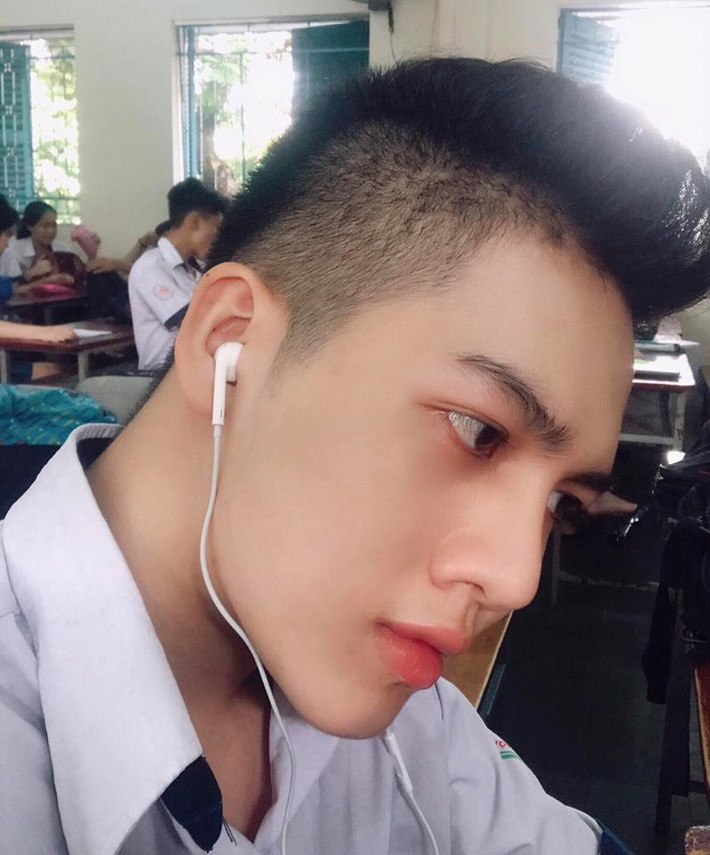 Nghiêm Đức Thắng (sinh năm 2000, TP HCM), là nhân vật được dân mạng thời gian qua nhắc tới với gương mặt "đập đi xây lại".