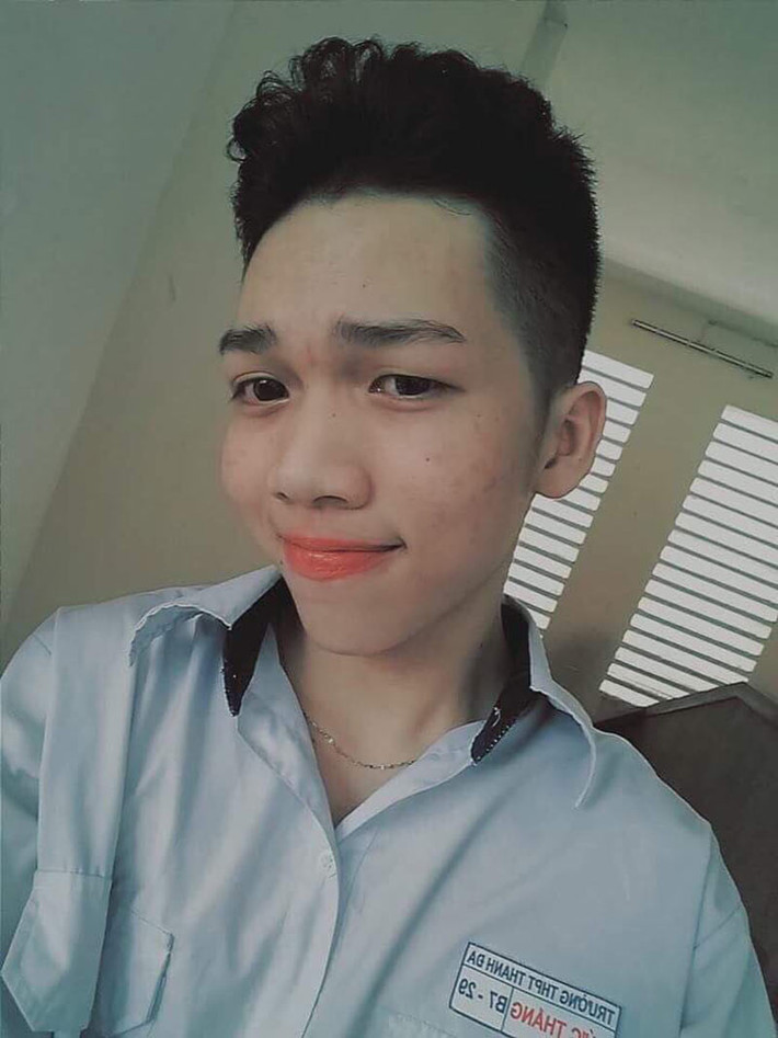 Những năm tháng học trò của chàng trai Sài thành có tên Nghiêm Đức Thắng trở thành quãng thời gian đáng quên và nó trôi qua trong sự hờn tủi, buồn bã khi bị cả thế giới quay lưng chỉ vì xấu trai, vì môi dày.