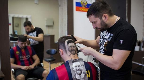 Được biết, người thợ cắt tóc đặc biệt với siêu phẩm chân dung Messi Mario Hvala người Serbia và giá trị của sản phẩm này tầm 130 bảng (khoảng 4 triệu đồng).