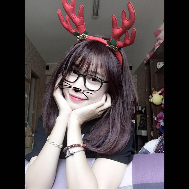 Mặc dù đã công khai chuyện tình cảm nhưng trên trang cá nhân của Văn Toàn và Trang Nhung đều rất ít khi đăng về nhau. Họ chỉ chia sẻ những khoảnh khắc vui vẻ bên bạn bè và gia đình mỗi khi được nghỉ ngơi sau những ngày học và thi đấu xa nhà.