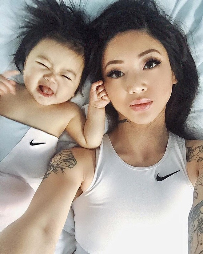 Những bức ảnh hai mẹ con nằm tựa đầu vào nhau lấy được sự yêu thích đặc biệt của người xem.
