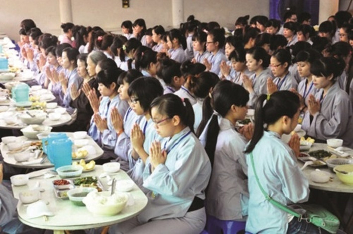 Tháng 7 âm lịch hay còn được nhiều người gọi với tên tháng cô hồn, đây là tháng mà nhiều người sợ nhất trong năm và luôn kiêng khem rất chủ động. Trong tháng này, nhiều bạn trẻ đã thực hiện chế độ ăn chay nguyên tháng để giảm đi sự đen đủi không đáng có của mình.