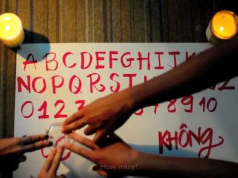 Chơi cầu cơ (hay còn gọi là bói chén) là trò khiến nhiều bạn trẻ thích thú. Nhiều người run sợ với trò này, song vẫn luôn truyền tai nhau muốn thử một lần.