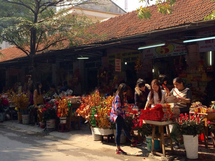 Một trong những bí kíp thoát ế của nhiều bạn trẻ là lên chùa cầu duyên, mong sớm tìm được nửa còn lại. Nguyễn Duy (25 tuổi, Hà Nội) tiết lộ cậu vẫn thường xuyên cùng mẹ đi chùa. 9X cho rằng đây là nét phong tục tập quán cần được gìn giữ.
