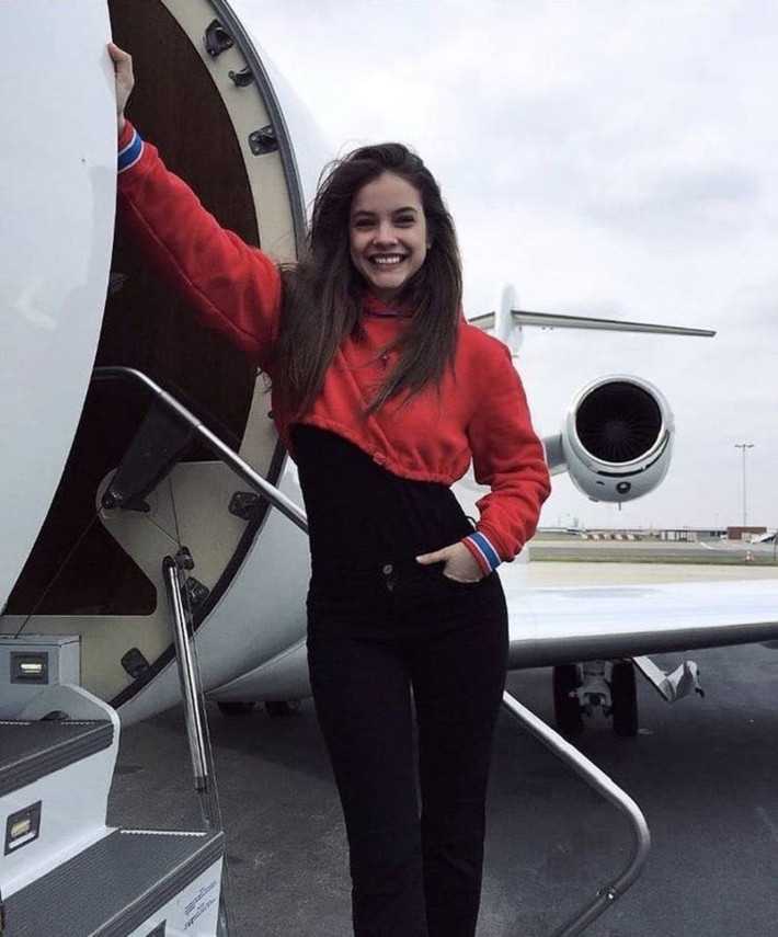 Tiểu thư Barbara Palvin rạng rỡ bên chuyên cơ riêng của gia đình.