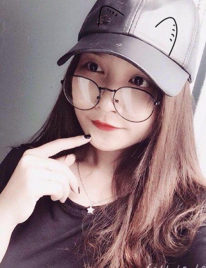 Trước khi được cộng đồng mạng biết đến nhờ bức ảnh trong phòng thí nghiệm, Kim Tuyến đã có lượt follow trên Facebook nhiều không thua kém hot teen nào. Cô bạn được yêu thích nhờ sở hữu gương mặt xinh đẹp và thường xuyên chia sẻ những khoảnh khắc đáng yêu. Ảnh: FBNV.