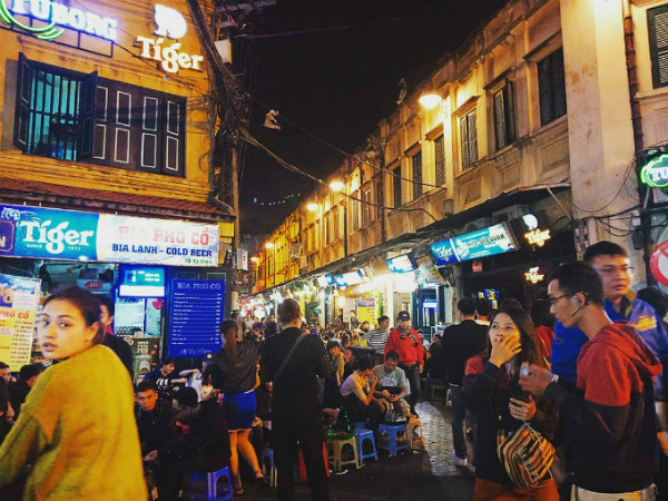 Tạ Hiện còn được gọi là "ngã tư quốc tế" với rất nhiều quán hàng ăn vặt dọc các trục phố Lương Ngọc Quyến - Tạ Hiện. Vào những ngày cuối tuần, con phố này luôn trong tình trạng đông nghẹt khách.