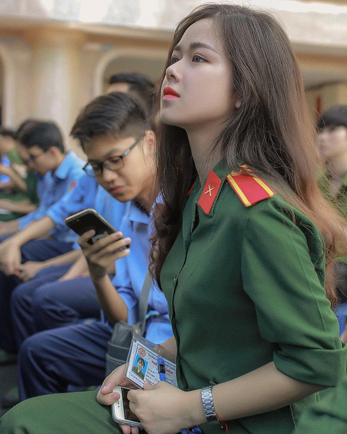 Thời gian qua, dường như những cô gái mặc quân phục luôn có một sức hút thật sự khó cưỡng, nhất là khi họ còn sở hữu vẻ bề ngoài xinh xắn, đáng yêu. Điển hình như bức ảnh của cô bạn có tên Lê Thùy Linh người vừa được dân mạng biết đến qua bức ảnh vô cùng đẹp.