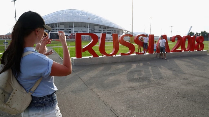 Moscow chi khoảng 5 tỷ USD vào phát triển hệ thống giao thông phục vụ sự kiện World Cup. Số tiền này được phân bổ vào tái thiết và xây dựng hơn 100 hạng mục, trong đó gồm hạ tầng sân bay và hệ thống đường bộ được ưu tiên.