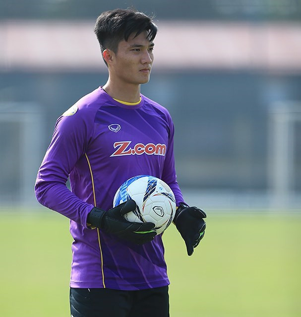 Sau khi trở thành người hùng của U23 Việt Nam với phong độ chói sáng và phong cách soái ca, Bùi Tiến Dũng trở thành cái tên được nhiều chị em nguyện "rụng trứng". Tuy nhiên, nếu để ý kĩ, các bạn trẻ còn nhận ra rằng, trong các học trò của HLV Park Hang Seo còn một "cực phẩm" khác đang ẩn mình.