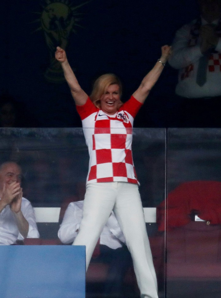 Tổng thống Croatia không giấu nổi vẻ vui mừng, hạnh phúc khi đội nhà ghi bàn.