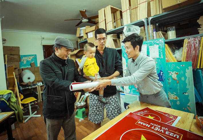 “Hai đêm thức trắng, toàn bộ nhân viên ăn trưa vội bằng những chiếc bánh mì để in hơn 1000 bộ decal tặng người hâm mộ. Sở dĩ anh em phải dốc toàn lực làm việc là bởi không ít người sẵn sàng kiên nhẫn xếp hàng cả tiếng đồng hồ để nhận decal. Nhìn thấy sự vui vẻ, hào hứng của những vị khách ghé qua xưởng, cả nhóm làm việc coi đó là động lực để gác tất cả các kế hoạch, tập trung cho công việc này”, anh Trà tiết lộ.