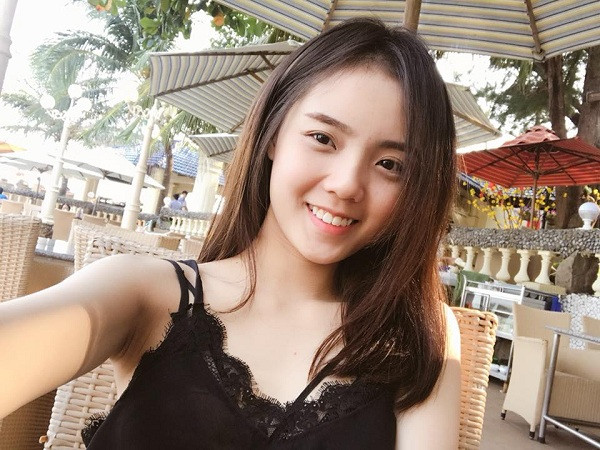 Lâm Á Hân (biệt danh Hanie) từng được biết đến như một hot girl làng hài trong những clip do BB&BG sản xuất. Tuy nhiên, sau khi cô hot girl này rút khỏi nhóm BB&BG và chấm dứt mối tình 6 năm với thành viên Minh Tú để kết hôn với rapper Phạm Hồng Hải, cũng chính là lúc tên tuổi cô bắt đầu vướng vào vòng "thị phi".