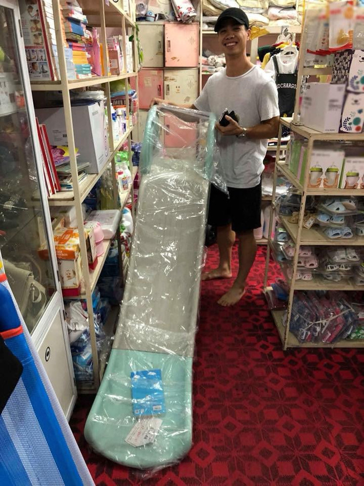 Việc các cầu thủ đội tuyển Việt Nam đồng loạt xuất hiện tại cửa hàng bán đồ sơ sinh khiến nhiều người tò mò. Thậm chí, có tin đồn còn cho rằng rất có thể một trong số các cầu thủ này sắp trở thành "ông bố bỉm sửa" và tranh thủ đi sắm đồ cho con trước khi tập chung trở lại chuẩn bị cho Asian Cup 2019.