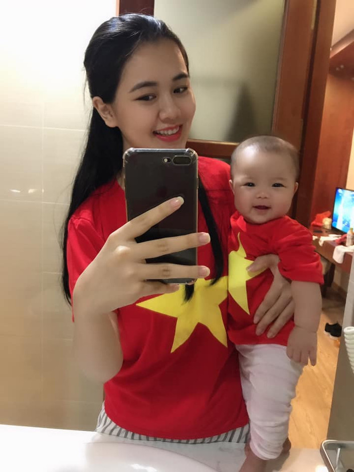 Quế Ngọc Hải rất cưng chiều công chúa đầu lòng và thường xuyên đăng ảnh lên trang cá nhân những khoảnh khắc hai bố con được ở bên nhau.