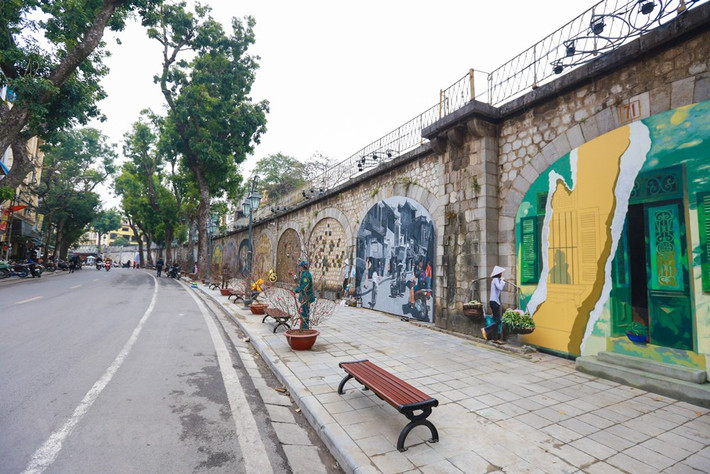 Không chỉ có tranh bích họa, nơi đây còn tổ chức nhiều hoạt động vui chơi giải trí, các trò chơi dân gian, văn nghệ truyền thống.
