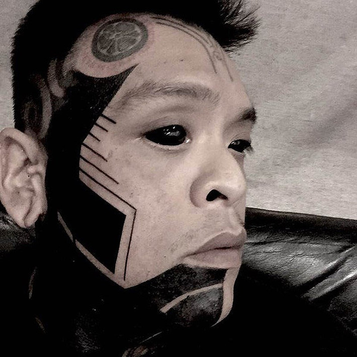 Nickname Hoang Kien An bình luận: "Đúng, cơ thể của các bạn các bạn muốn xăm ở đâu thì xăm. Tuy nhiên, khi xuất hiện ngoài đường nhiều người sẽ nhìn bạn với ánh mắt ra sao? Sự bàn tán sau lưng về những hình xăm này liệu các bạn có chấp nhận được? Thêm nữa, các bạn nên nhớ, Việt Nam là đất nước theo hệ tư tưởng Á Đông, gương mặt là điểm nhấn và đừng tô bẩn gương mặt của bạn bằng những vết mực".