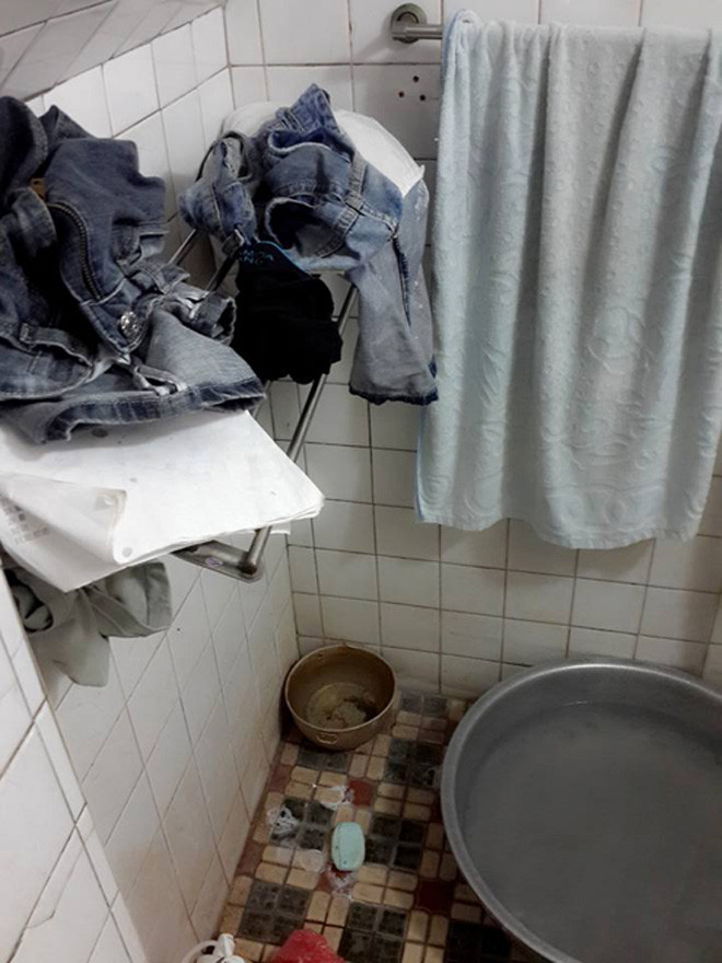 Chậu nước giặt quần áo không còn thơm tho như nào nào mà giờ là mùi thối và cực nhớt.