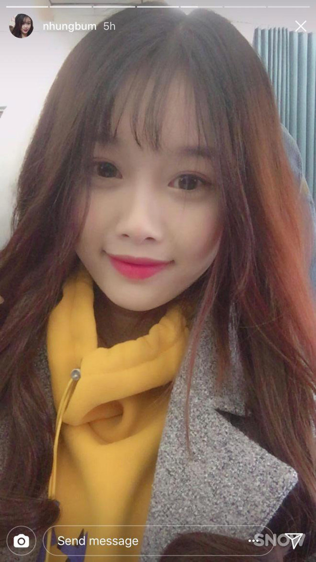 Theo đánh giá của nhiều dân mạng, Trang Nhung - người yêu Văn Toàn sở hữu gương mặt ưa nhìn với những đường nét dịu dàng mang đậm chất con gái miền Bắc.