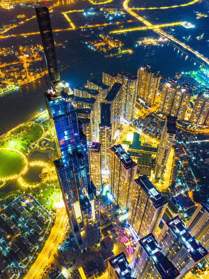 Công trình có tổng diện tích sàn xây dựng lên tới 115.000 m2 và 90.000 m2 diện tích hầm, được chia thành 81 tầng nổi và 3 tầng hầm. Tòa nhà sở hữu hệ thống kính viễn vọng màn hình cảm ứng giúp người xem dễ dàng quan sát Sài Gòn sôi động buổi sáng và lung linh, tráng lệ về đêm. Ảnh: Lê Duy Thanh.
