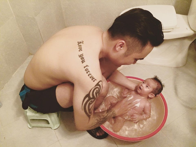 Nickname Tuấn Hoàng có chia sẻ: "Hôm nay, tôi đã xin nghỉ một ngày ở nhà để thay vợ chăm con. Tôi thấy việc này là xứng đáng bởi 362 ngày trừ (8/3, sinh nhật và 20/10), vợ tôi luôn chăm con để tôi có thể đi làm. Còn các ông thì sao?"