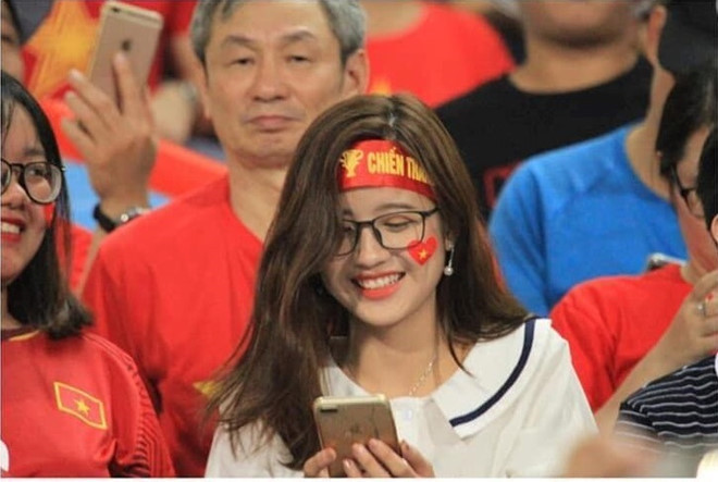 Sau hiệp 1 trận đấu giữa ĐT Việt Nam và Malaysia ở vòng loại giải AFF Cup 2018, nhiều người đã chú ý một nữ CĐV xinh đẹp khi vô tình lọt vào khuôn hình của máy quay trên sóng truyền hình.