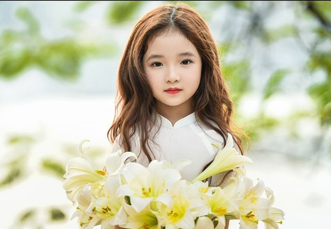 Chính nhan sắc đẹp mong manh của cô bé 6 tuổi Hà Vy bên sắc trắng của hoa loa kèn đã tạo nên một tổng thể đẹp và vô cùng hài hòa.